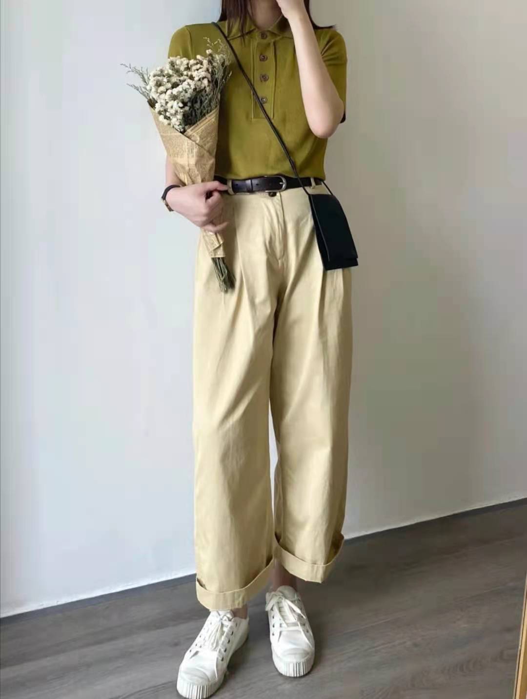 浅卡其色上衣和深驼色裤子搭吗,浅卡其色裤子配什么颜色上衣好看