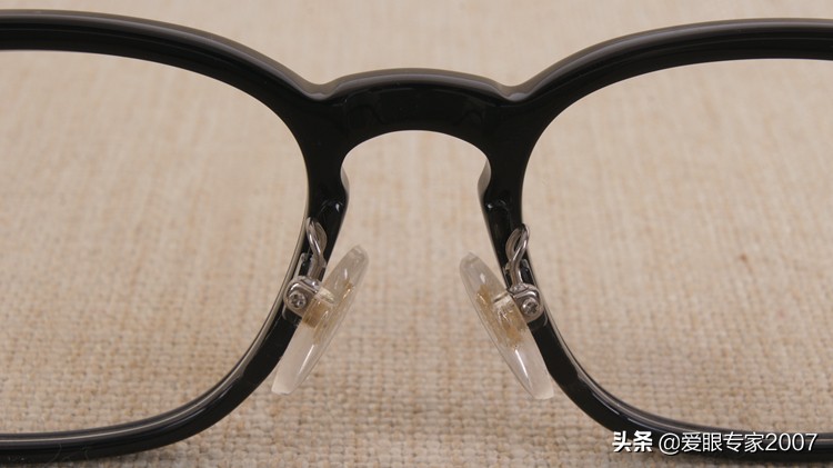 板材眼镜鼻托掉了怎么配,板材眼镜鼻托如何卸下来