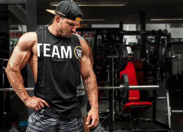 1副哑铃,4个动作,在家就能练出宽厚肩膀,让衣架身材更完美