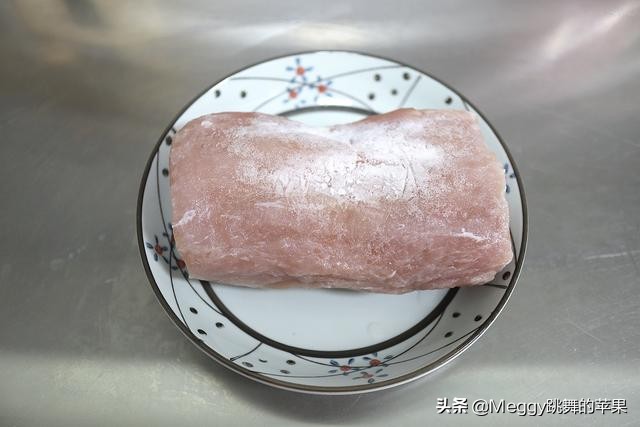 三伏天做水煮肉,一个小妙招,让你手工切出薄如蝉翼的完整肉片