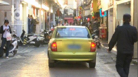 堵瘫这条街一个多小时!女“路霸”车停路中间玩手机,交警敲窗喊话都不好使