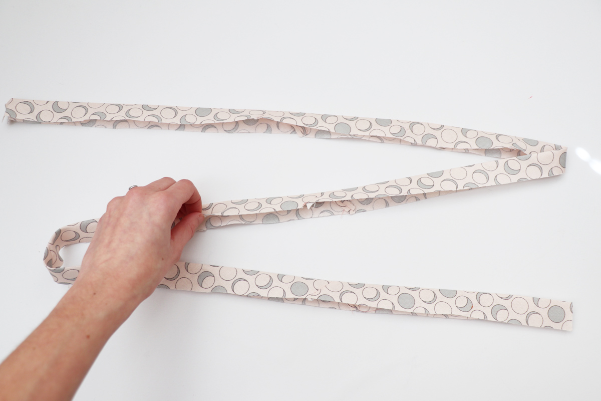 领口和领子的缝合方法,v领领口中间有三针平针缝合方法