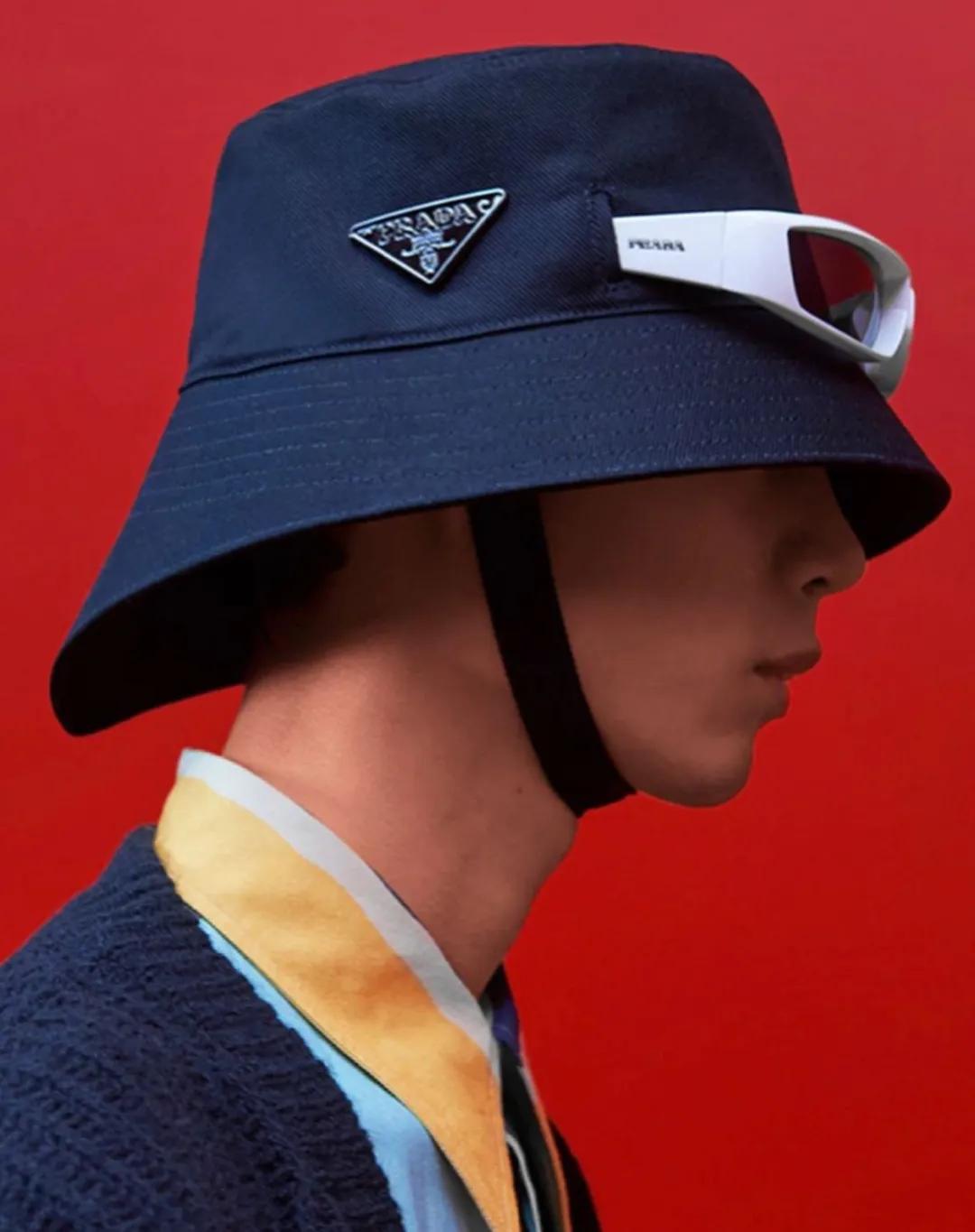 「Prada2022春夏男装」男装也内卷了，露大腿穿短裙真空上阵