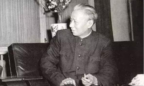 习*平近**用五个“光辉榜样”概括*少奇刘**的一生