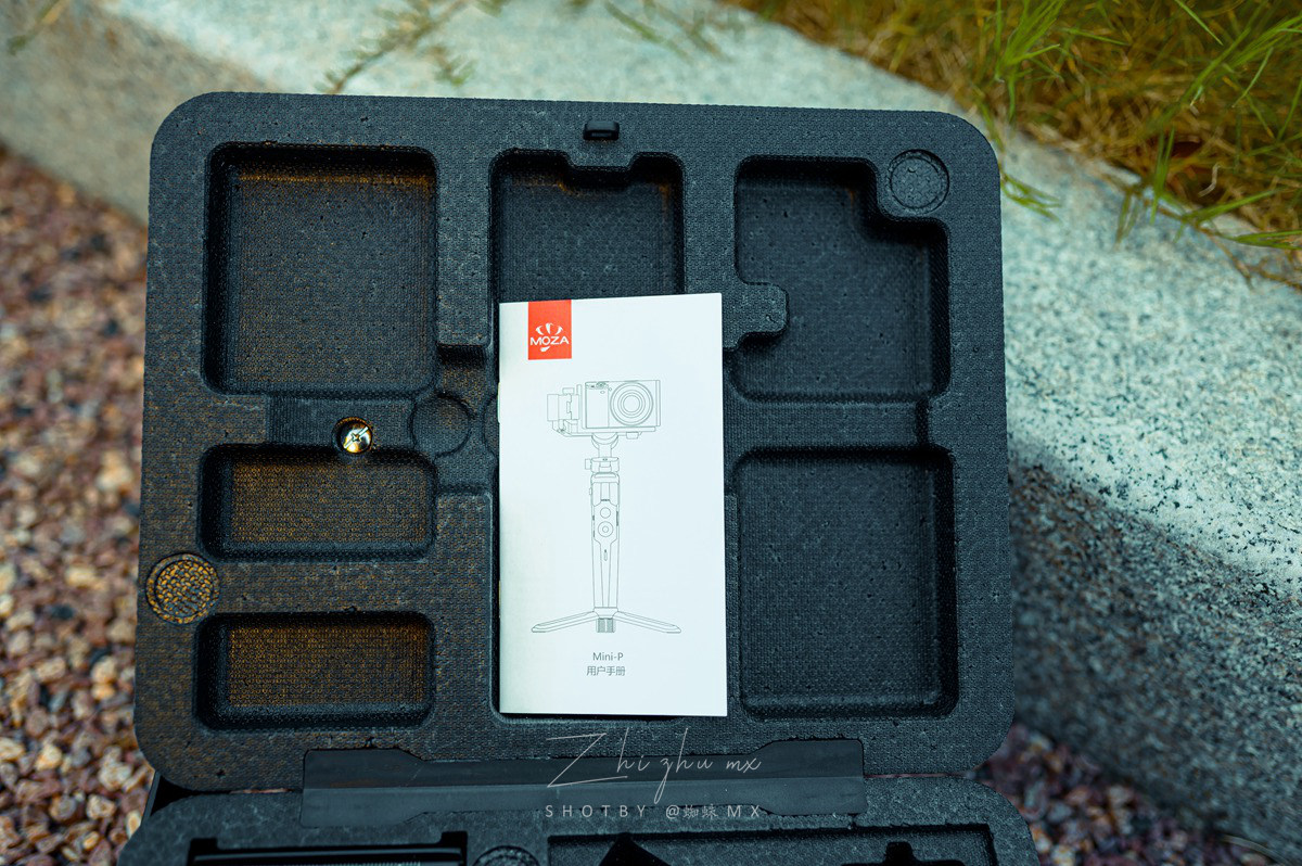 “跨界级”专业防抖，手机和微单都可用，普通人的视频“法宝”