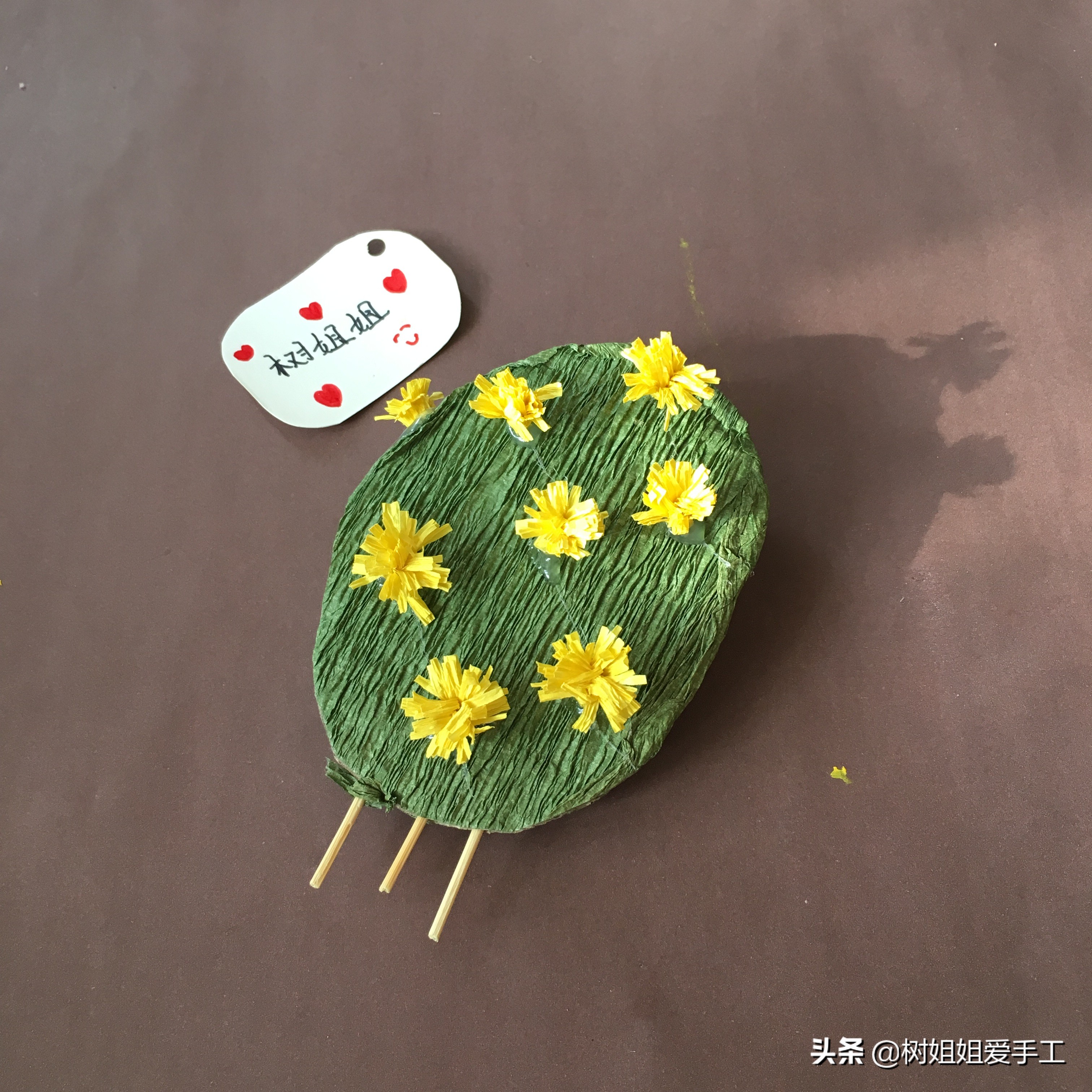 利用废酒瓶做的盆景,用废弃的缸做盆景