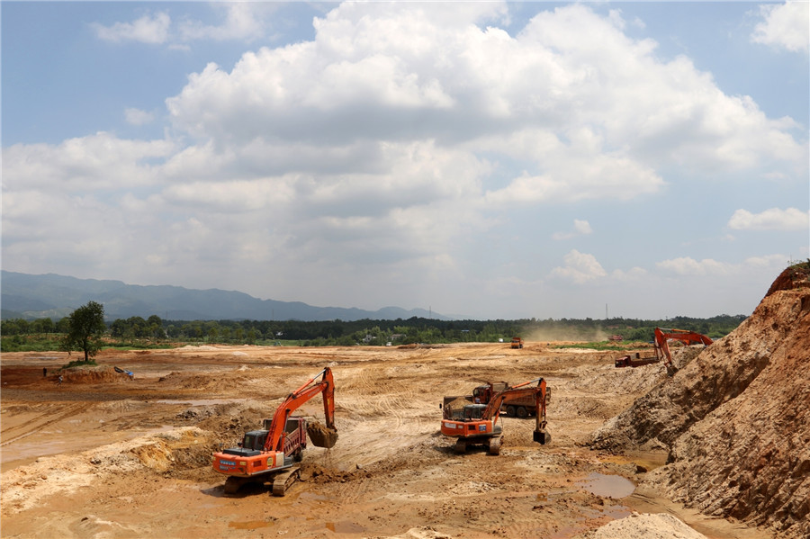 大别山脚下，长河岸边，40年崛起一座新城