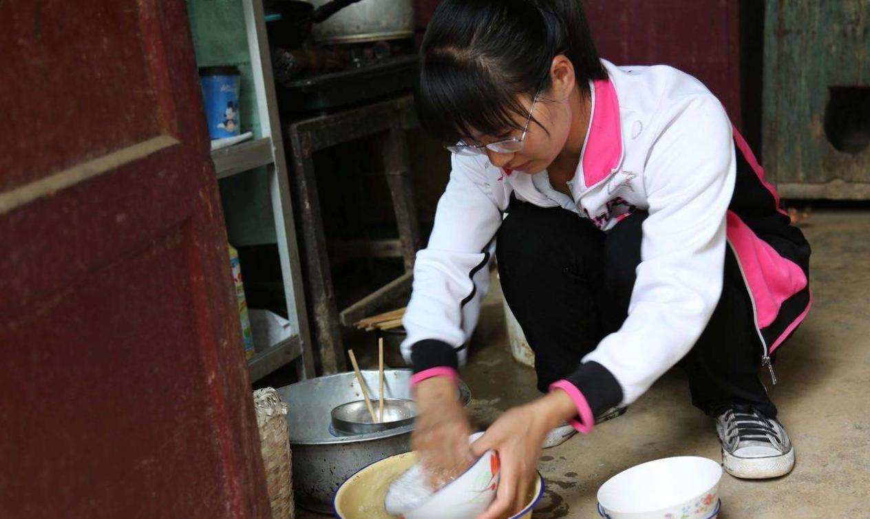 月收入10万母亲借钱给父亲治病,借款30万给父亲治病的女孩