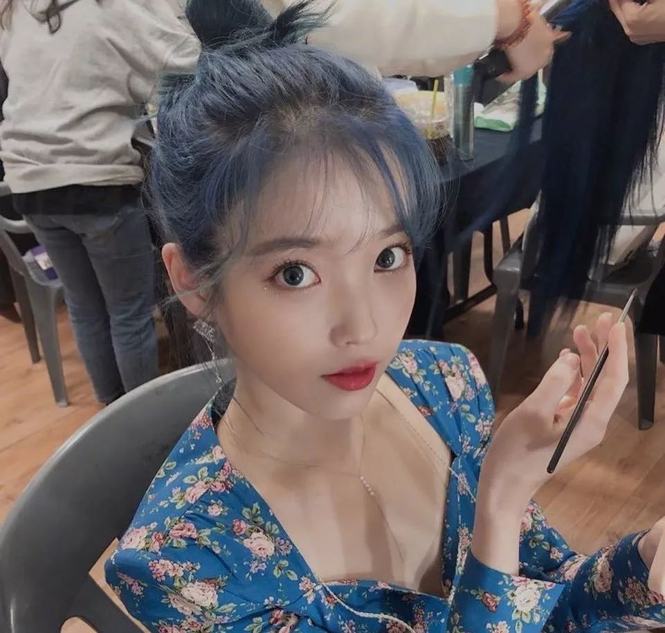 iu发型图片中短发,慵懒韩式低马尾丸子头iu