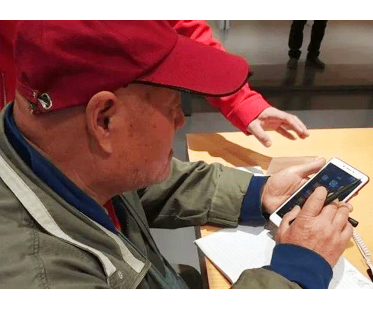 老人每天上网超十个小时,51%的中老年每天上网4个小时