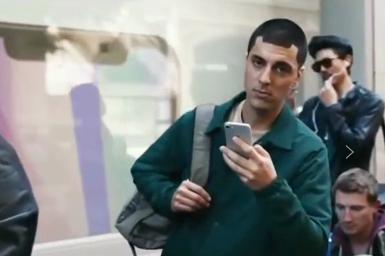 最经典的互黑广告:三星手机VS苹果手机,但却说的是事实