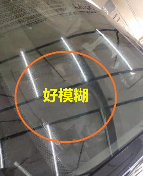 汽车内玻璃里面模糊不清怎么处理,为什么雨刮会刮的时候玻璃会模糊