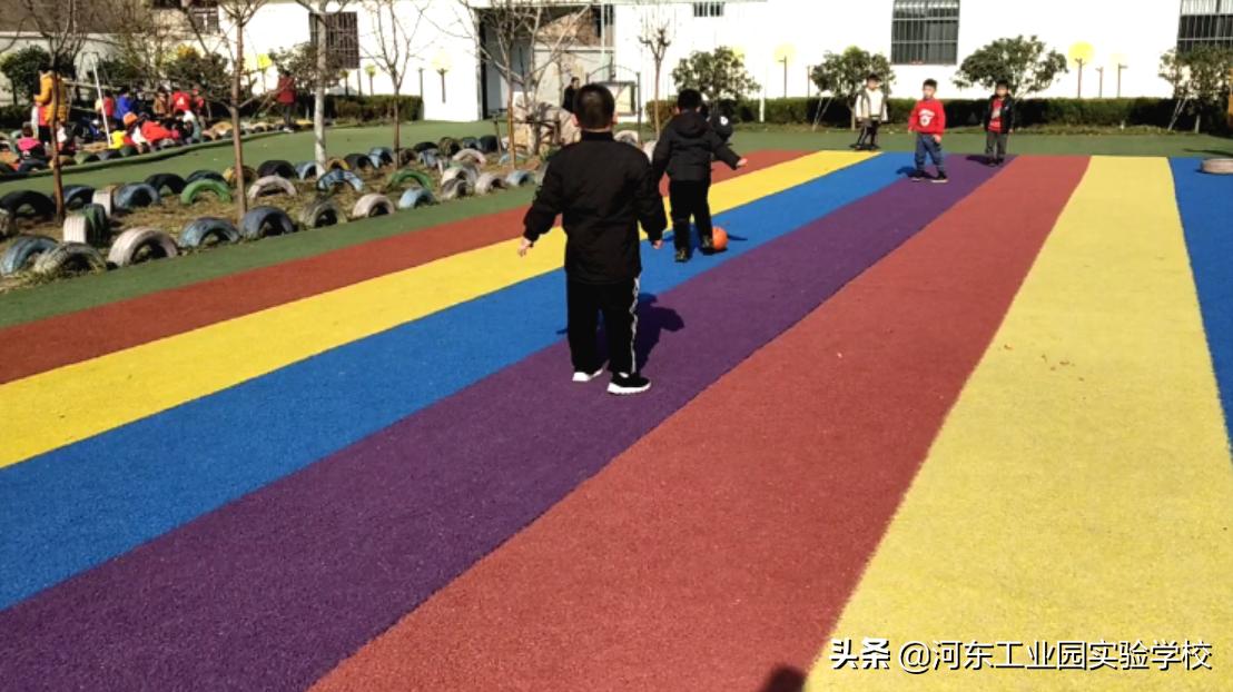 幼儿园踢足球游戏,幼儿园户外活动踢足球图片