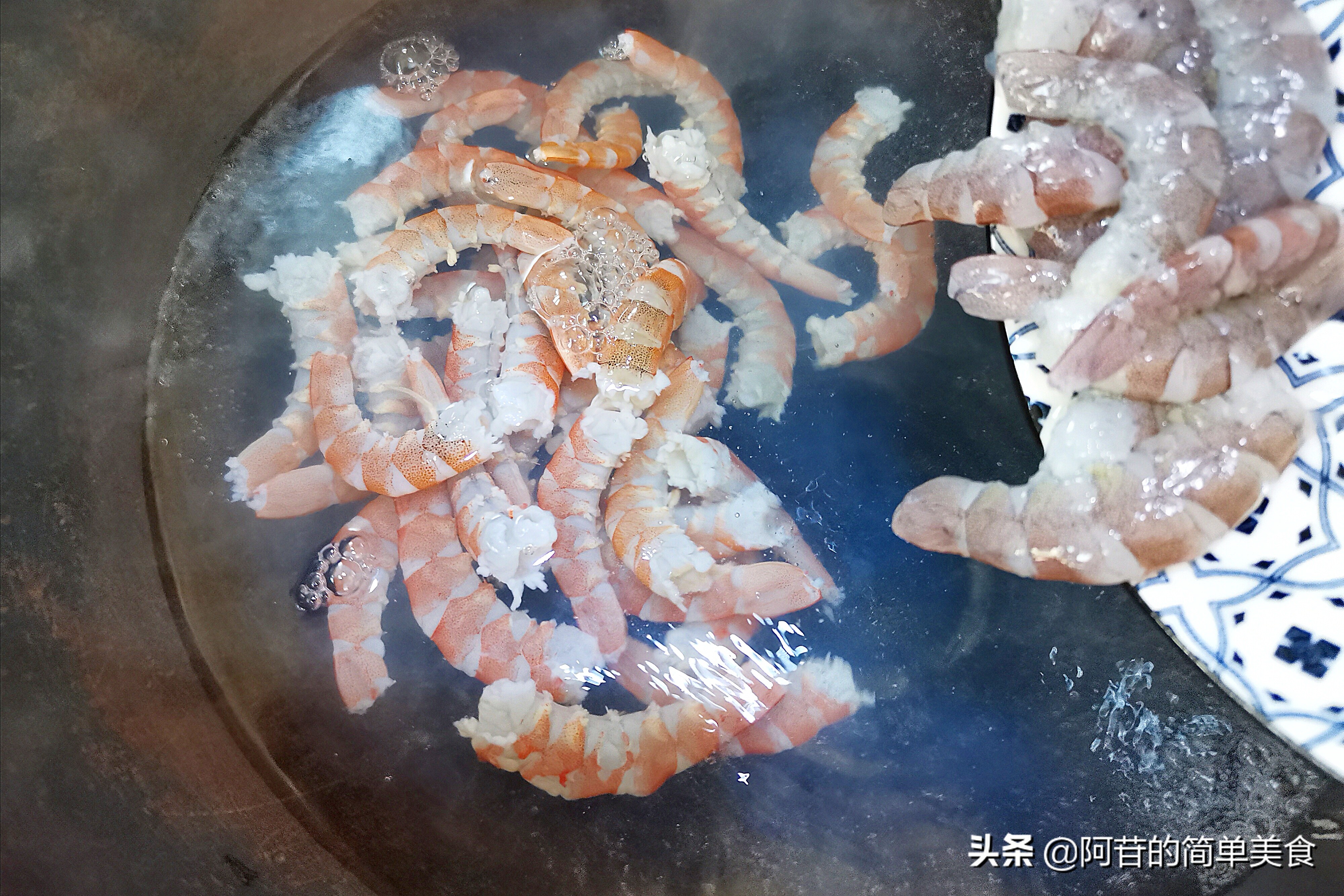 虾仁炒得嫩滑原来还有这一招,蒜苔玉米和虾仁可以炒在一起吗