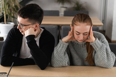夫妻俩冷战后一个动作和好如初,两人吵架冷战后和好的最佳时机