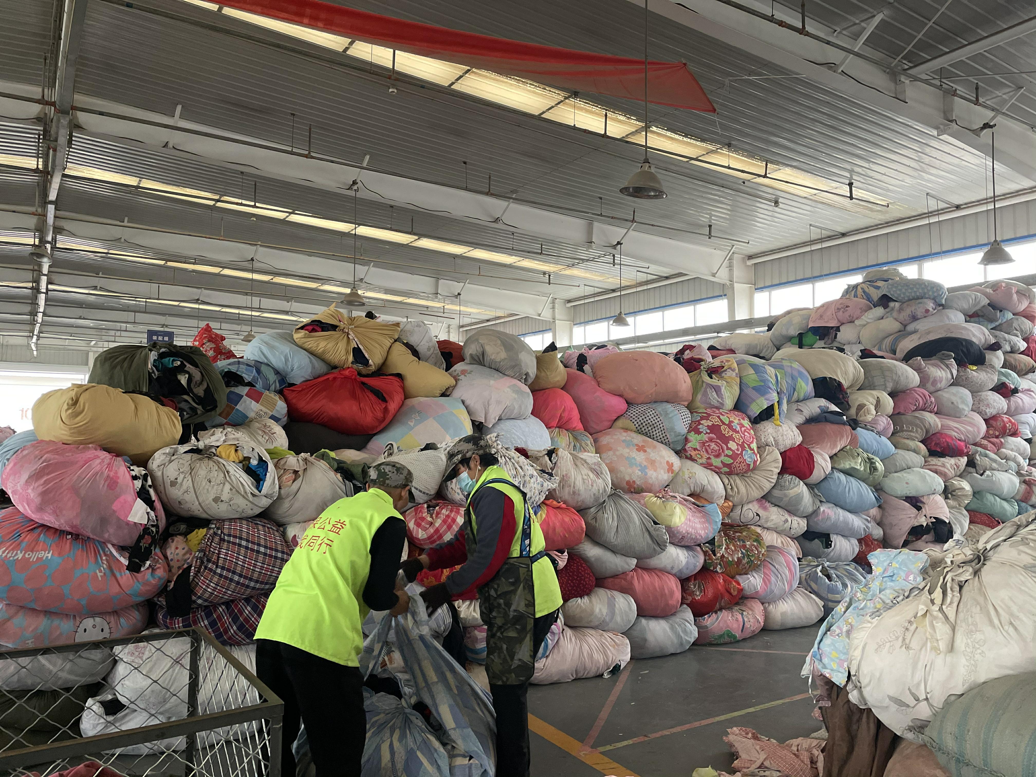 石家庄4000平米仓库里堆满了二手衣物：旧衣成吨出口非洲，在二手市场仅售几元