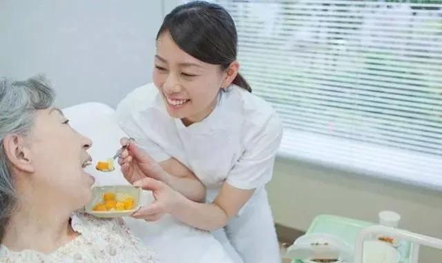 卧床老人一天护理流程,怎样护理卧床老人流屎