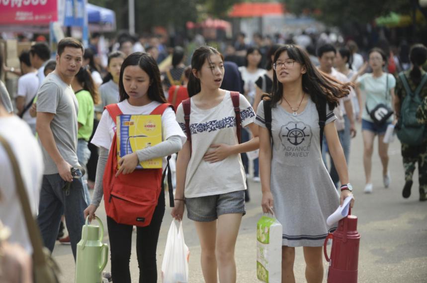 武汉多所高校学费大幅上涨，学生望而生畏，家长直呼供不起了