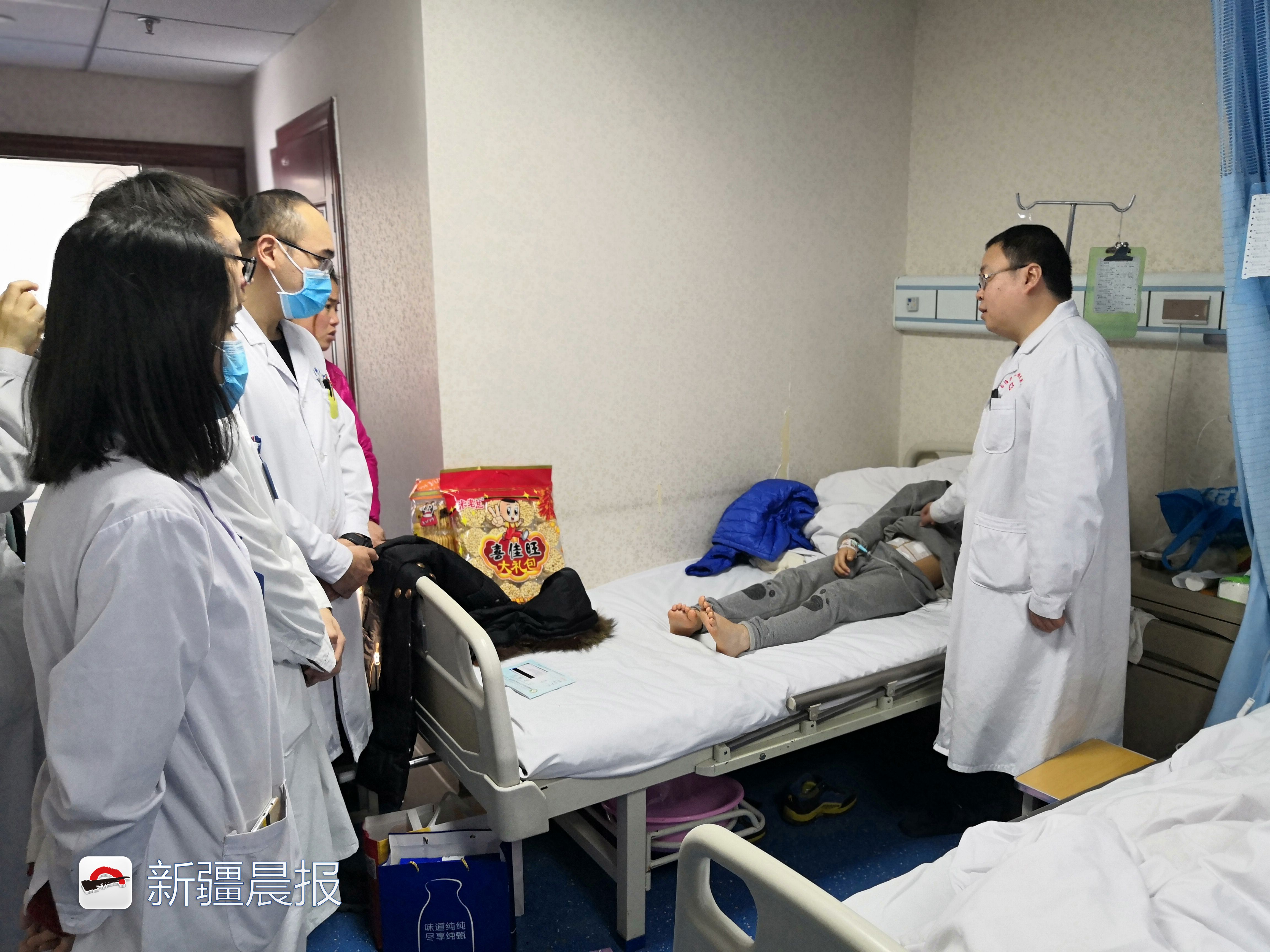 孩子肚子痛发烧有哪些可能,小孩肚子疼呕吐发烧是阑尾炎吗