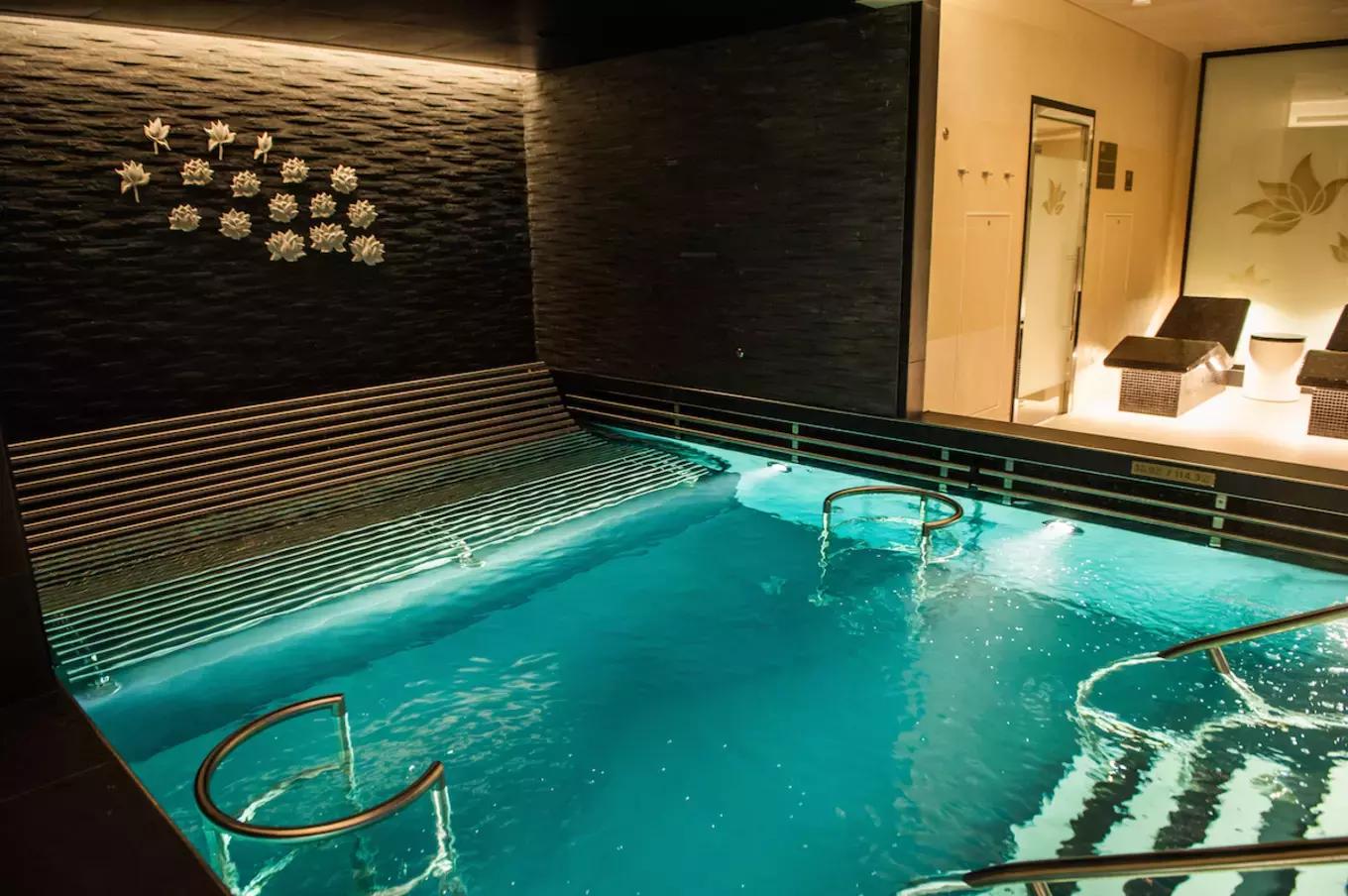 环球蜜月的小两口，免费上了一座价值8亿欧元的邮轮