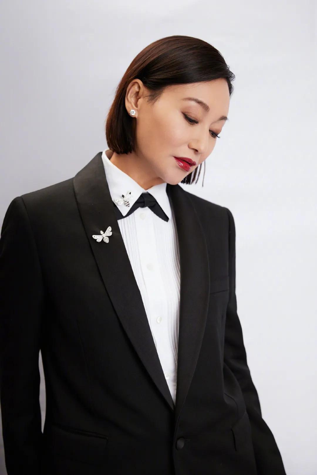 何穗冬天穿衣搭配技巧 (何穗的日常穿搭简单大方又有气质)