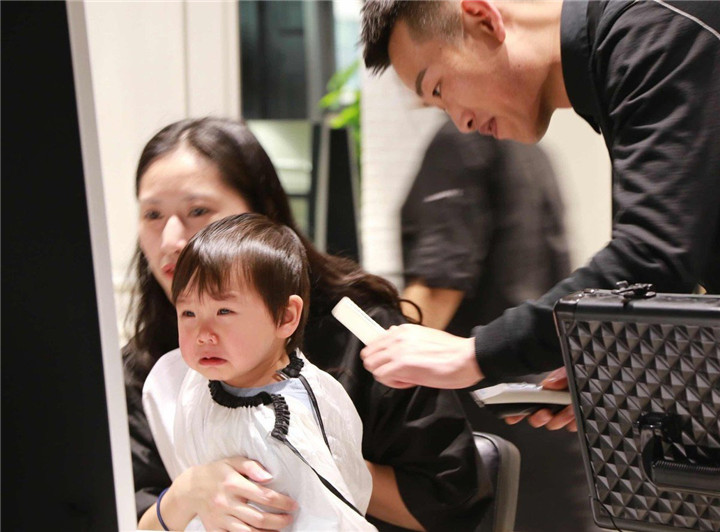 孩子对剪发很恐惧症怎么办?家长别着急,正确引导才是关键