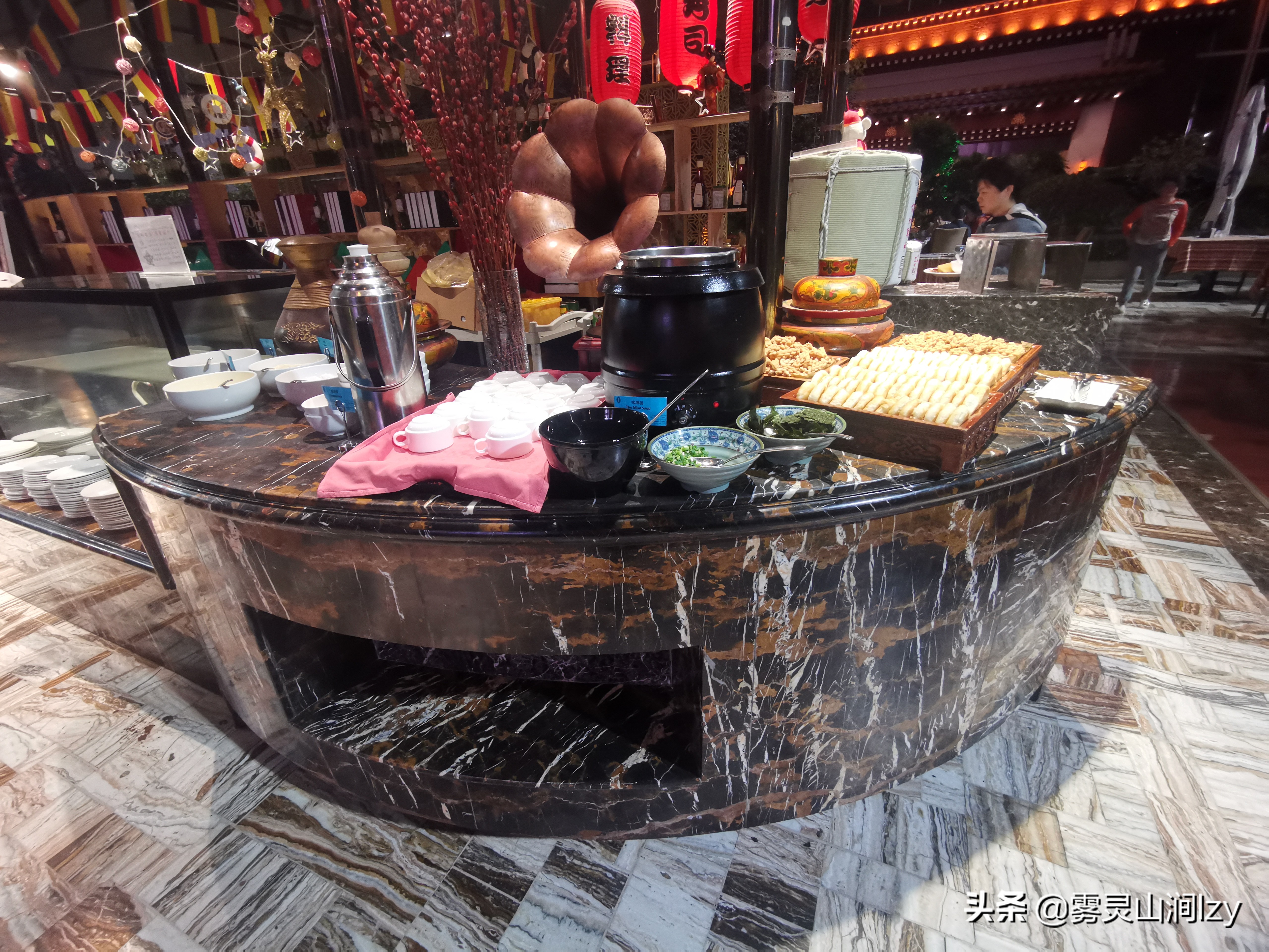 蓝天白云下的雪域高原布达拉宫,蓝天之下日光之城简介