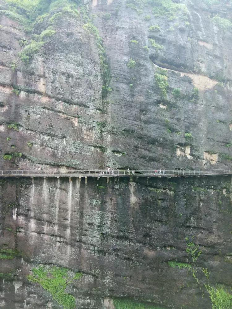 一个让人流连忘返的地方，山清水秀，只需要坐在河边发呆就行。