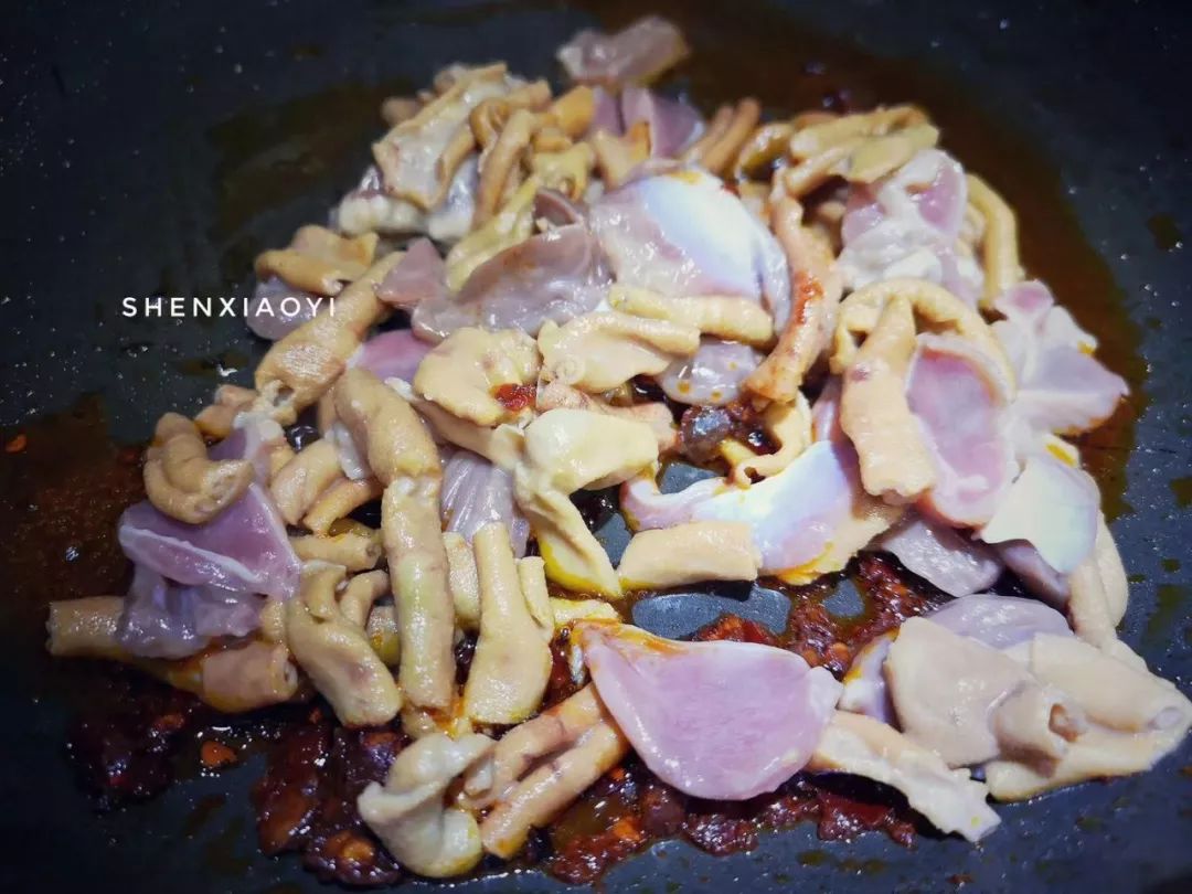 爆炒鸡杂到底要不要焯水,重庆鸡杂的家常做法爆炒泡椒鸡杂