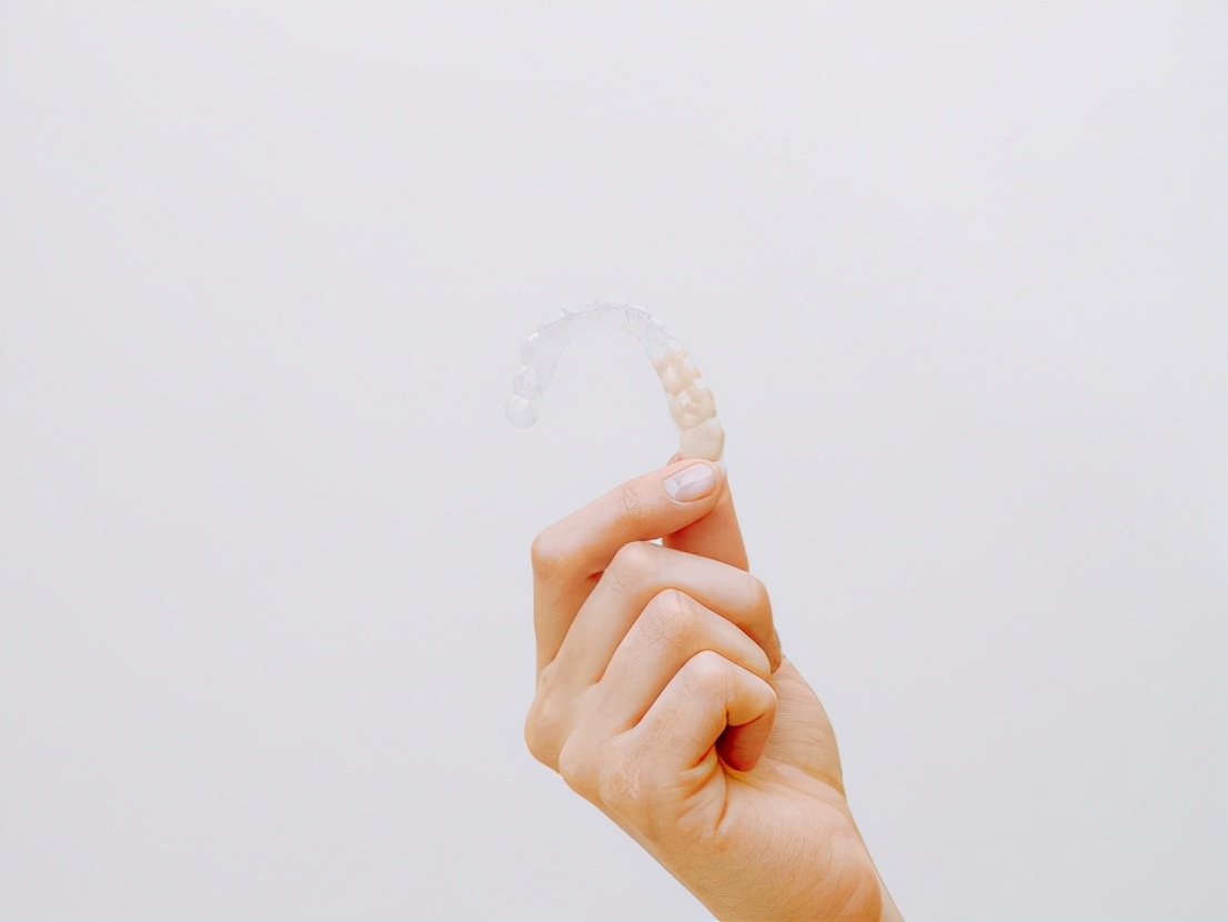 隐形牙套和钢牙套各有什么优缺点,隐形牙套和钢牙套哪个矫正效果好