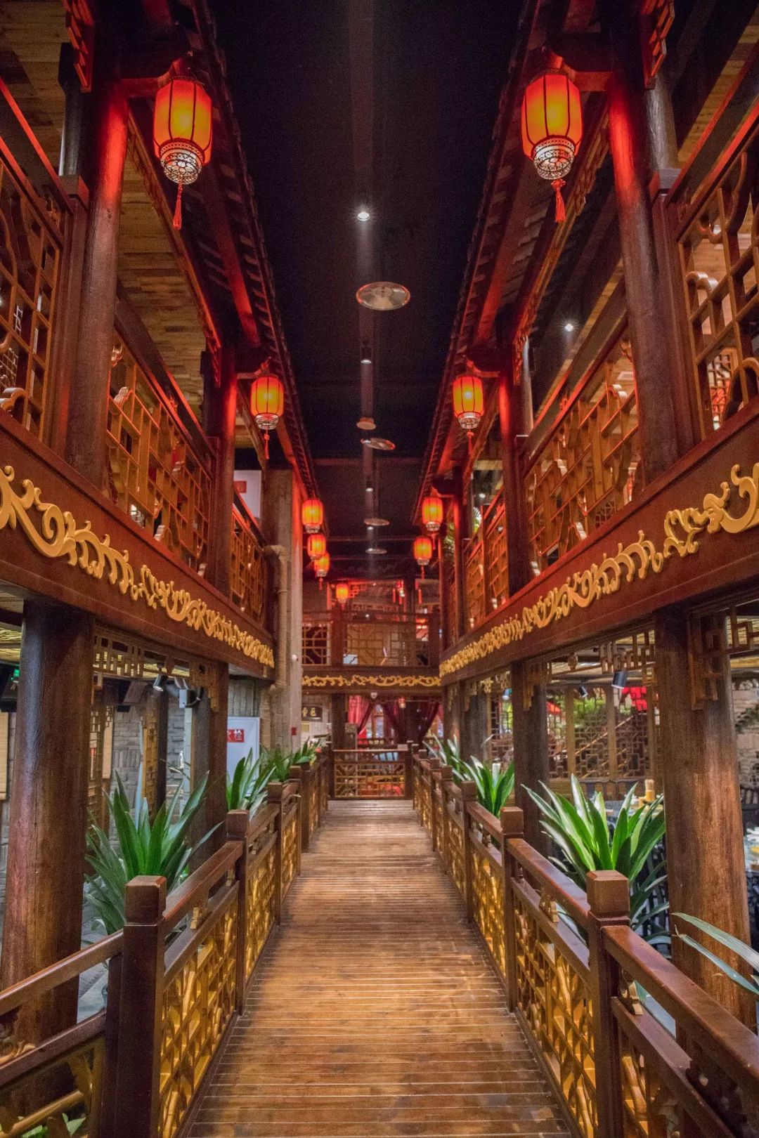 人均60的餐厅带舞台,60人一桌的餐厅