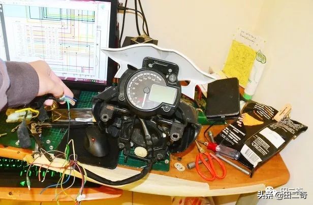 19款SYM新车发布,搭载ZXR400引擎,超炫涡*大轮**灯指纹启动