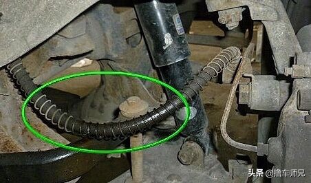 开车刹车突然咯噔一下,启动汽车时刹车踏板下沉怎么回事