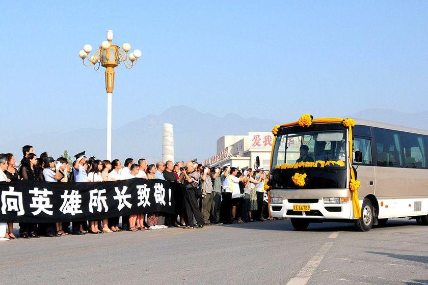 婚车遇丧车谁先让路,婚车遇到丧车谁让路