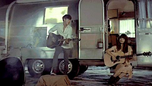 我用这把吉他，圆了青*梦春**