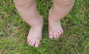 一岁的孩子走路八字脚怎么回事,宝宝刚学走路八字脚正常吗