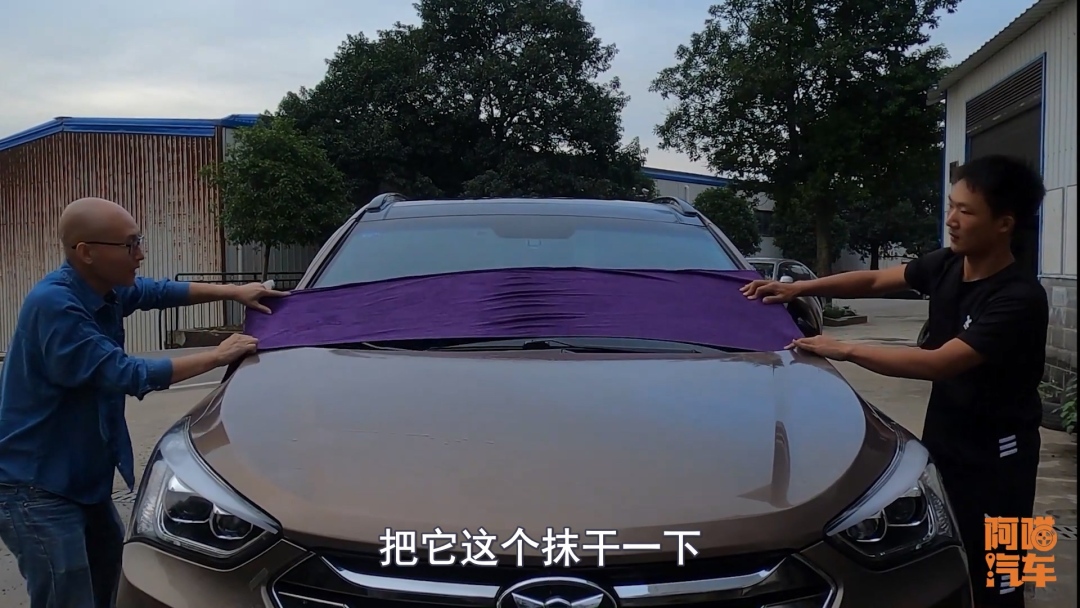 车子半个月没洗了,车子没开几天就脏了