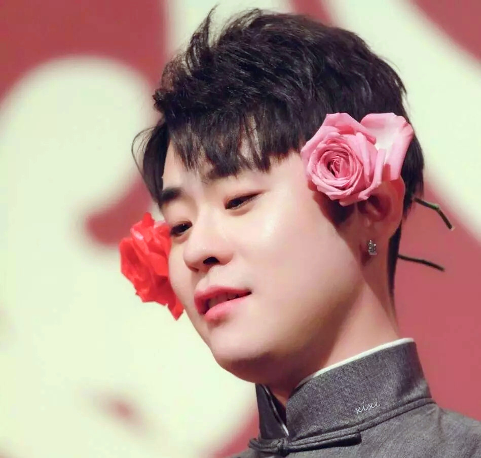 开眼了，能让女孩带着荧光棒听相声的只有他了，为啥这么火？