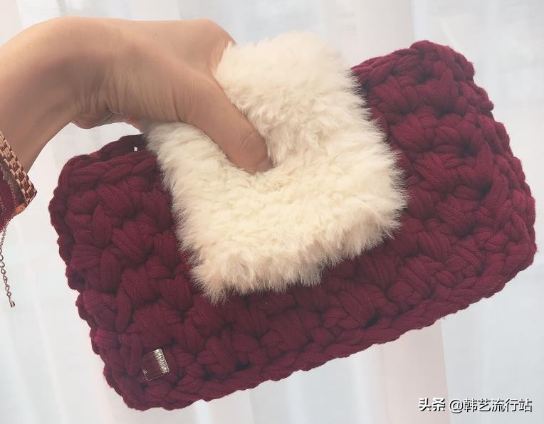 手工钩针编织手提包成品,钩针编织时尚又漂亮的女生手提包