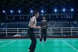 羽毛球打在高处该怎么办,羽毛球对面打低球怎么处理