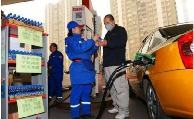 油箱打开有气冲出怎么解决,油箱打开盖会有气是怎么回事