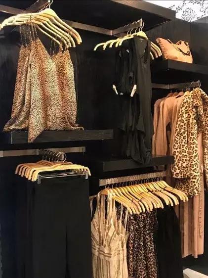 服装店挂衣服陈列技巧,服装陈列挂衣技巧