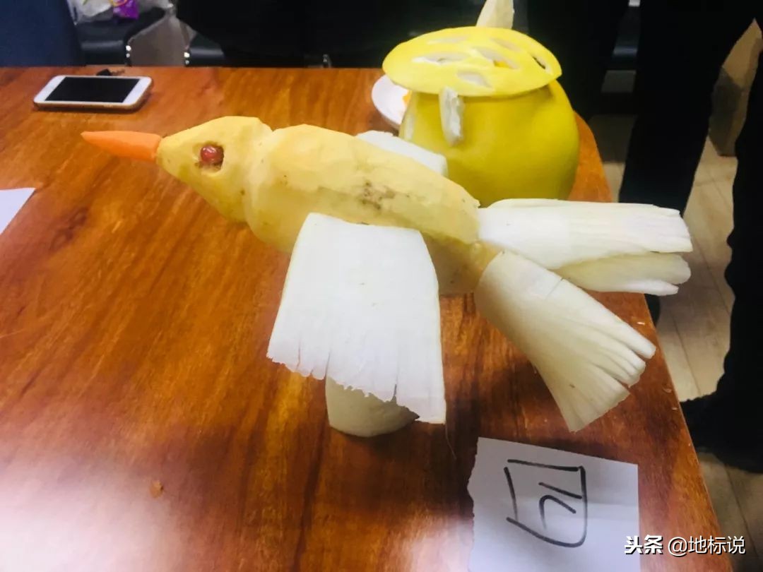 公司圣诞这样过！广告人把水果玩出花~