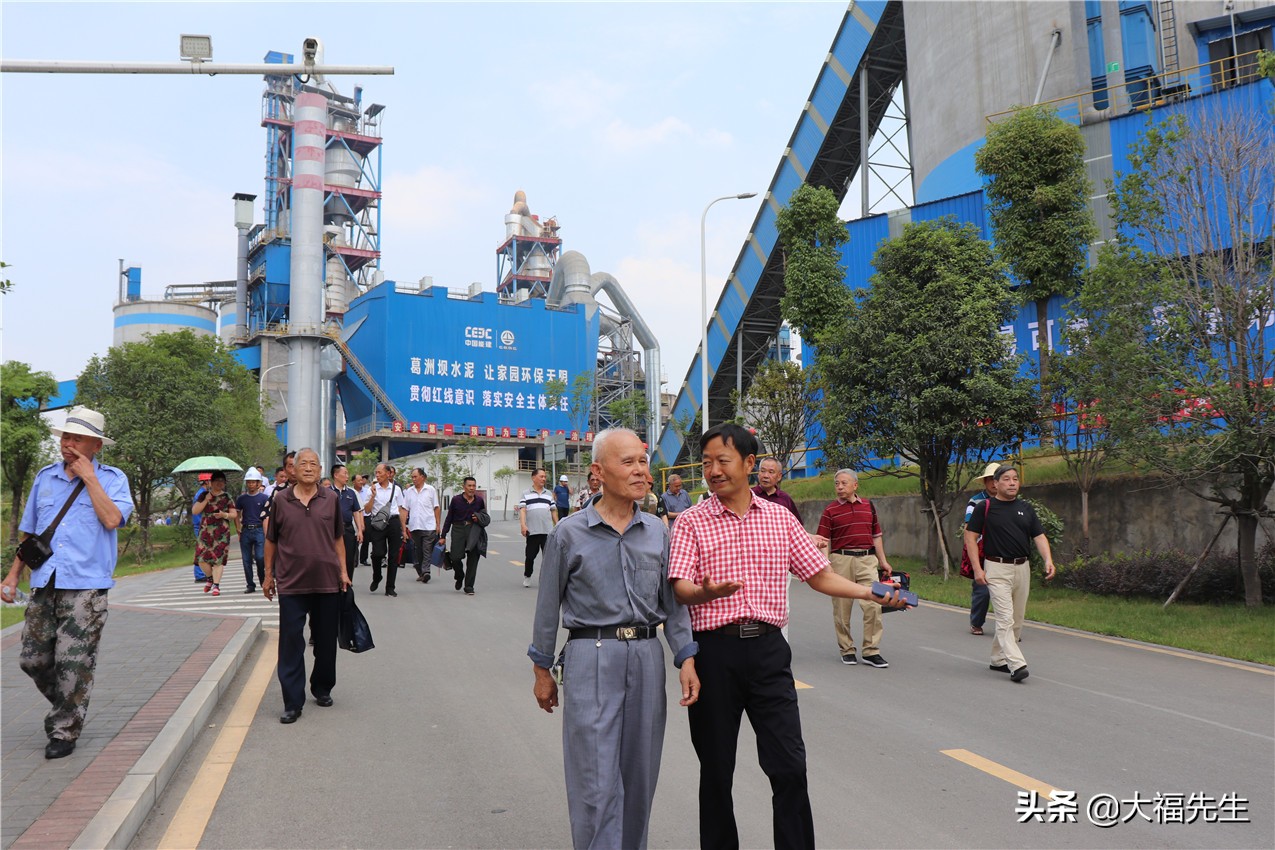 钢铁年代战友重逢,钢铁情怀