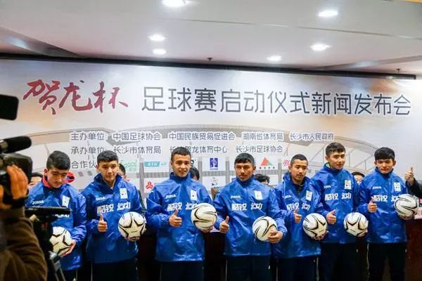 从顽劣少年到一代枭雄,从懵懂无知的顽童到青年