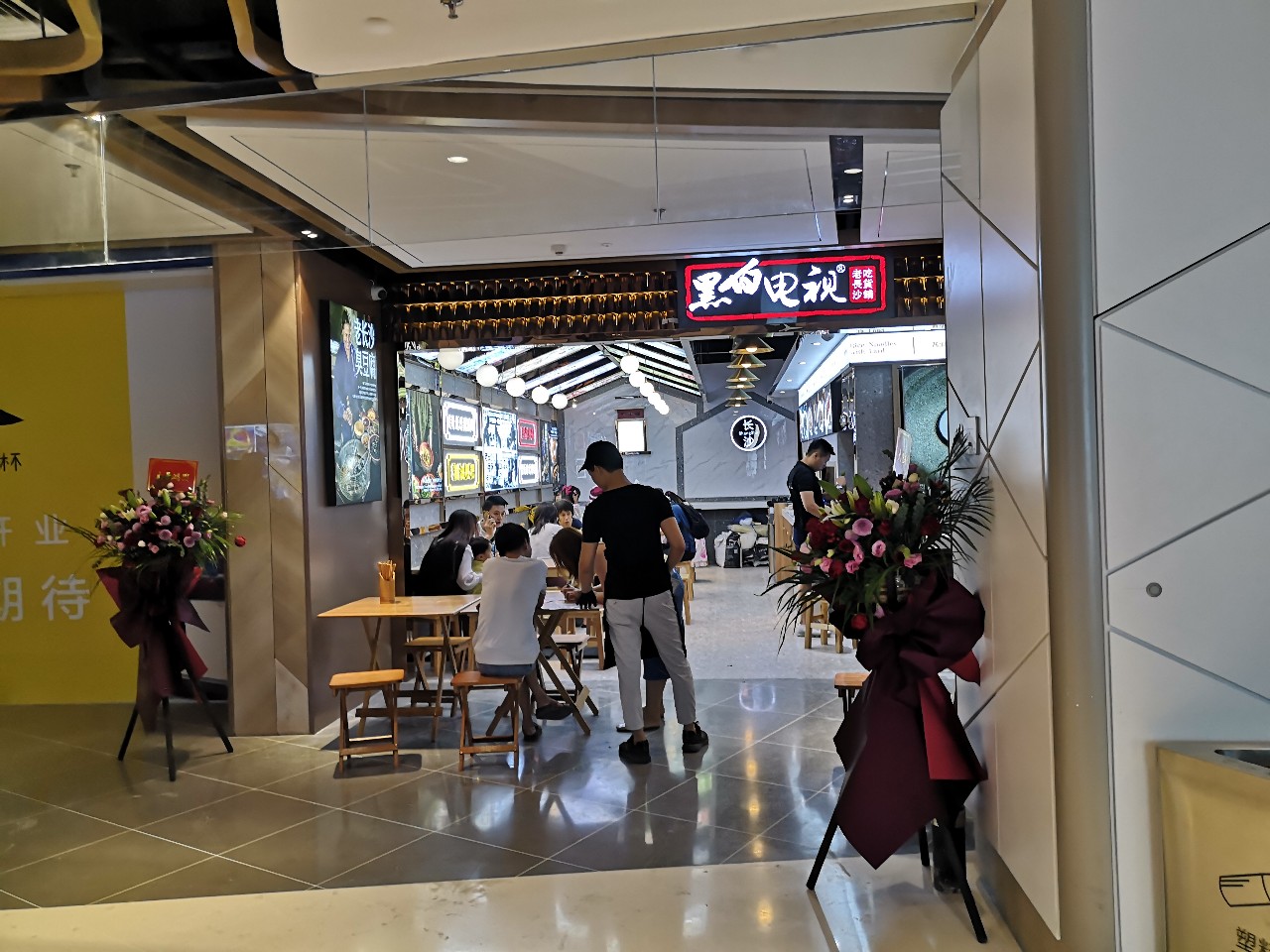 深圳西丽益田假日里人流,开业第一天人流量爆棚