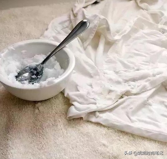 白衣服发霉怎么恢复原色,服装发霉的处理方法