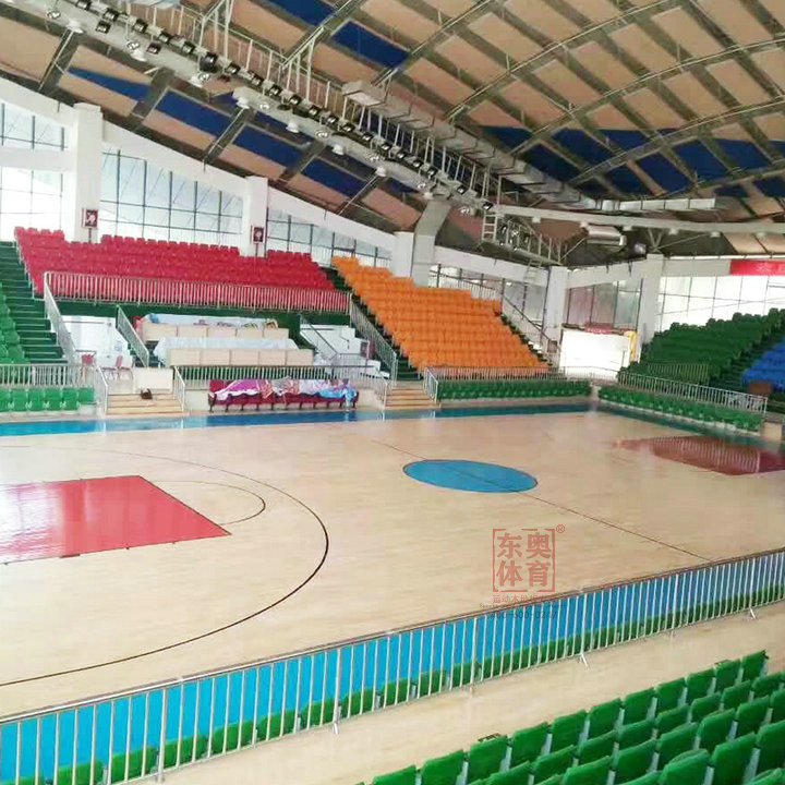 为什么篮球馆的木地板很滑,球馆地板太滑怎么办