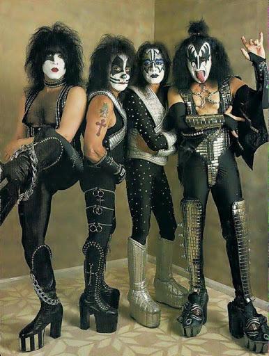 硬汉老爸爱上高跟鞋配短裙？网友惊艳：长腿翘臀画风太妖娆