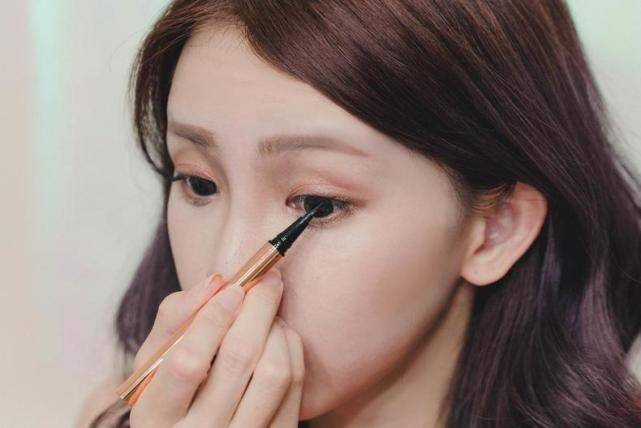 下眼线怎么画不显脏不晕妆,眼线怎么画不戴美瞳都显大